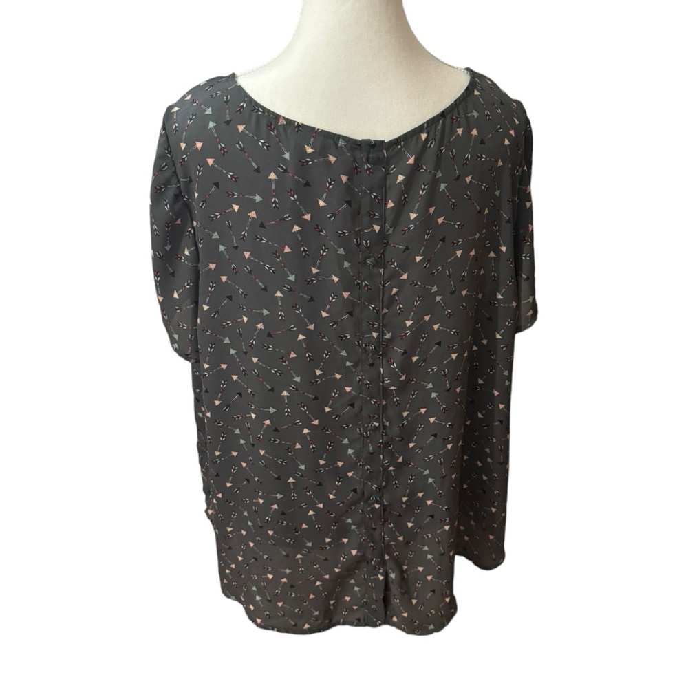Torrid Abbey Arrow Georgette Button Back Blouse Size 2 2X Short Sleeve Grey - Picture 9 of 12